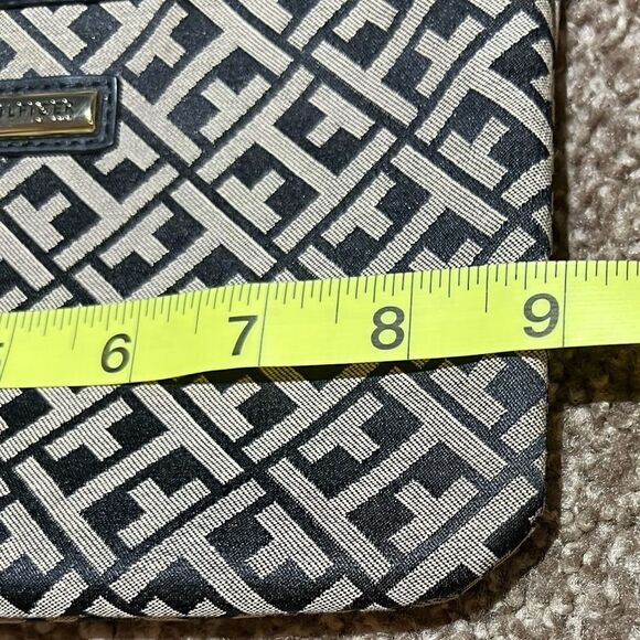 Tommy Hilfiger Wristlet Classic Black & Tan w/navy interior EUC - Picture 12 of 12